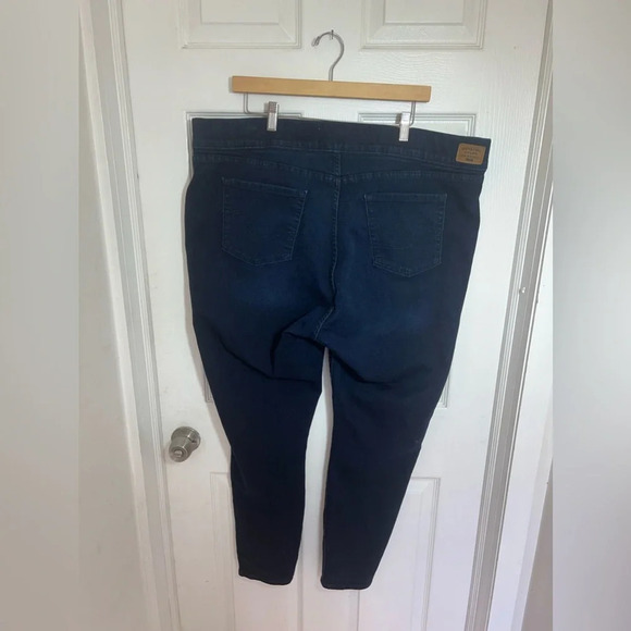 Levi Signature Jeans Womens 24 M Immaculate Blue Totally Shaping Pull On Skinny - Picture 3 of 8